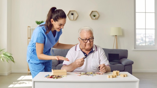 Pflegerin hilft Demenzkrankem  © Shutterstock