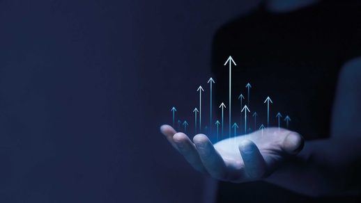 Hand mit Pfeilen nach oben © Shutterstock