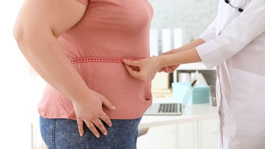 Eine Gewichtszunahme erfolgt, wenn die Energie&shy;zufuhr den individuellen physiologischen Energiebe&shy;darf konsequent &uuml;bersteigt. &copy; Shuttertsock