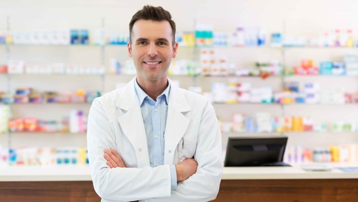 Apotheker lacht ins Bild © Shutterstock