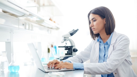 Themenbild Arbeit im Labor © Shutterstock