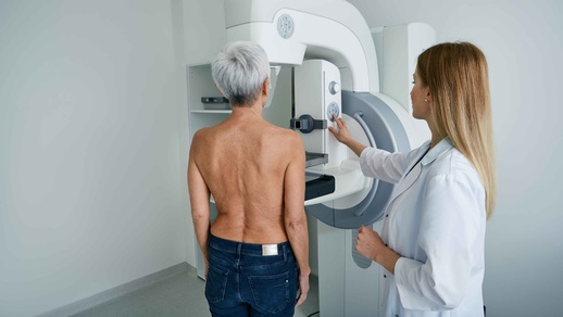 Frau bei Mammographie © Shutterstock