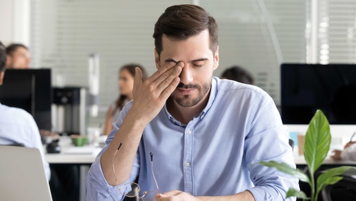 Chronische Lidrandentzündungen gehen oft Hand in Hand mit trockenen Augen. Eine Fehlfunktion der Meibom-Drüsen am Lid ist häufig die Ursache. © Shutterstock