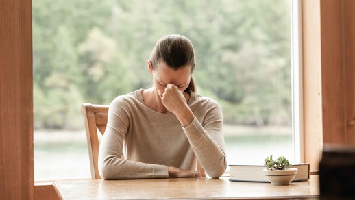Frau mit Kopfschmerzen © Shutterstock