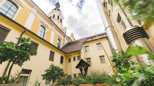 Schwierig gestaltete sich die Integration der umfassenden Technik in die alte Gebäudestruktur. Eine besondere Herausforderung stellte bspw. die Einbringung des Fortluftturms der Reinräume in den Innenhof des Gebäudekomplexes dar. © herzblutfoto.at