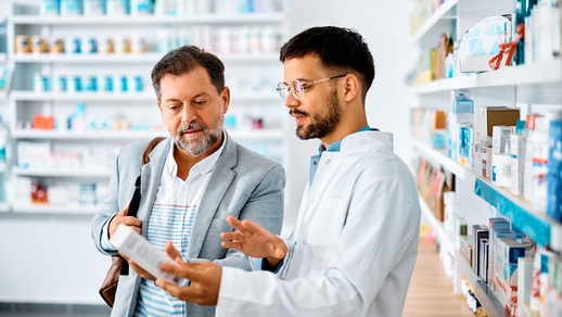 Wurde z. B. ein Arzneimittel, das nur einmal pro Woche einzunehmen ist, vom Arzt/von der Ärztin fälschlich zur täglichen Einnahme verschrieben, muss die abgebende Apothekerin/der abgebende Apotheker auf diesen Fehler hinweisen bzw. ihn korrigieren. © Shutterstock