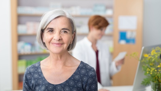 Ältere Frau in Apotheke © Shutterstock