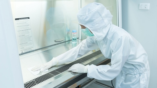 Aseptische Zubereitungen verlangen ohne Ausnahmen Reinraumklasse A und damit das Fehlen jeglicher Mikroorganismen. © Shutterstock