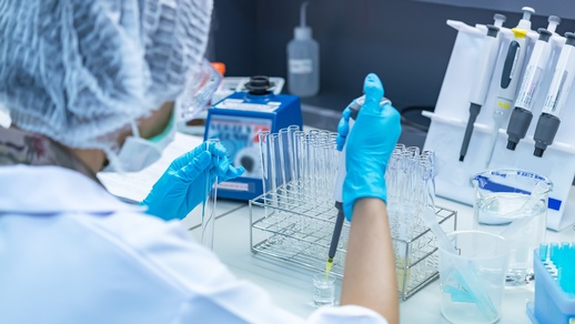 Durch zu wenig Überwachung sowie Gensequenzierungen sei es schwieriger, bekannte Varianten zu verfolgen und neue zu entdecken. © Shutterstock