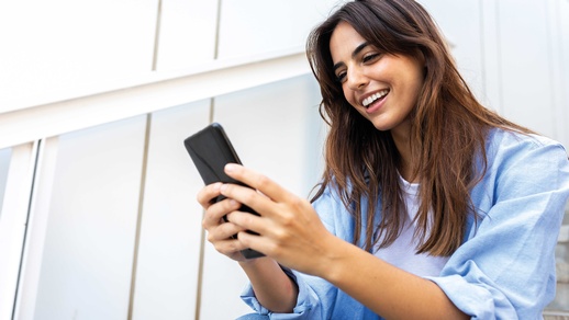 Junge Frau mit Handy © Shutterstock