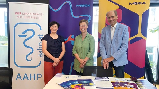 v.l.n.r. Mag. pharm. Sandra Freimann-Pircher, aHPh, Dr. Dorothee Dartsch und Gerhard Seyerl (Market Access Manager Merck) © Beigestellt
