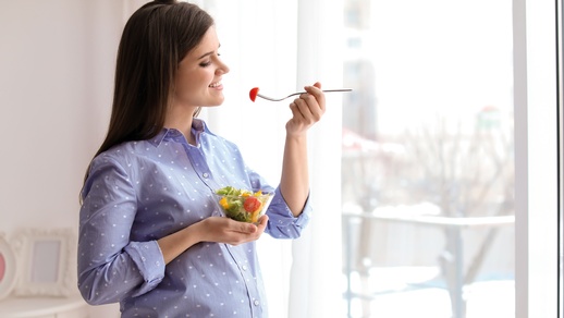 Schwangere Frau beim essen © Shutterstock