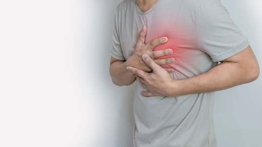 Mann mit Angina pectoris © Shutterstock