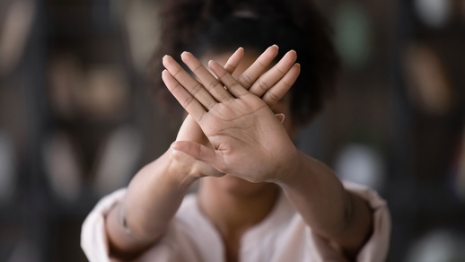 Es gibt Wege aus der Gewalt. Verständnis und Informationen aus verlässlicher Quelle können Frauen dabei helfen, einen Ausweg zu finden. © Shutterstock
