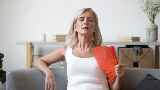 Frau mit Fächer © Shutterstock