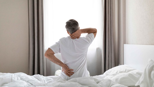 Mann mit Rückenschmerzen © Shutterstock