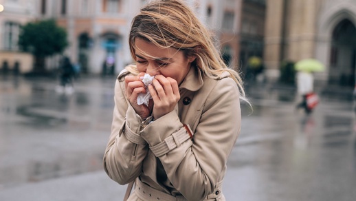 Frau mit Erkältung © iStock