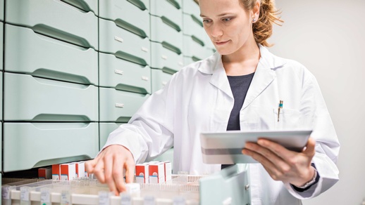 Bei der Medikationsanalyse können nicht mehr benötigte Medikamente identifiziert und Wechselwirkungen minimiert werden. © iStock