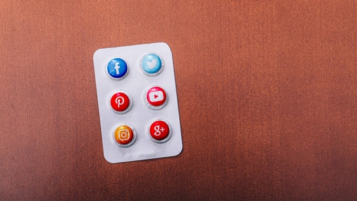 Themenbild Soziale Medien und Suchtgift © Shutterstock