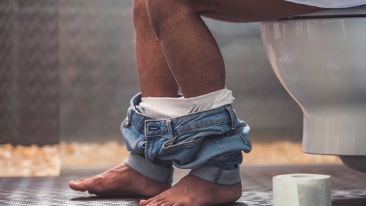 Zusammenhang zwischen der Nutzung von Smartphones auf der Toilette und einem erhöhten Risiko für Hämorrhoiden. © iStock