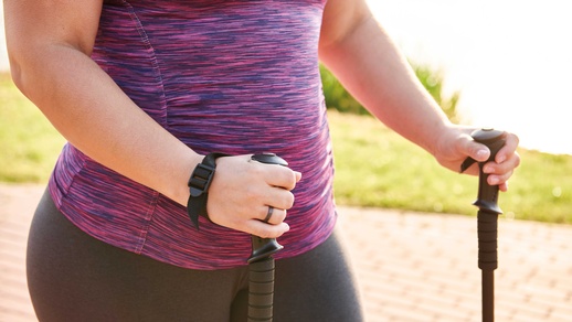 Schnelles Spazierengehen nach dem Essen hilft definitiv beim Abnehmen. © Shutterstock