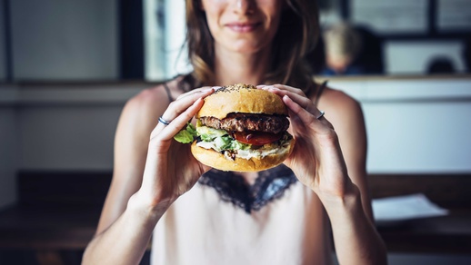 Manche Diabetiker:innen reagieren mit einem ausgeprägten Blutzucker­anstieg nach kohlenhydratreichem Essen. Sie profitieren besonders von den ultrakurzwirksamen Insulinen. © Shutterstock