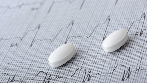 Pillen auf einer Herzkurve © Shutterstock