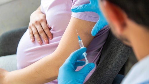 Bei Säuglingen geimpfter Schwangerer war das Risiko einer durch das RSV verursachten Erkrankung der unteren Atemwege um 51 % reduziert. © Shutterstock