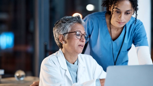 Ein standardisiertes Dokumentationssystem trägt u. a. zu einer einheitlichen Leistungsdokumentation und zur Qualitätssicherung bei. © Shutterstock