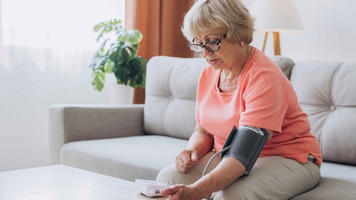 Frau misst Blutdruck © Shutterstock