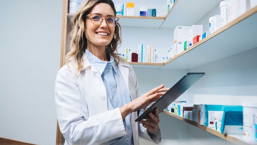 Der bzw. die stv. Apothekenleiter:in trägt für die Dauer der Vertretung die Verantwortung für den Betrieb und haftet natürlich auch für das, was in der Apotheke in dieser Zeit passiert. © Shutterstock