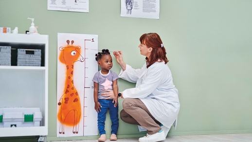 Kind wird von Ärztin gemessen  © iStock