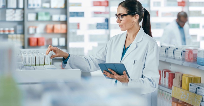 Apothekerin greift nach Medikamenten  © Shutterstock