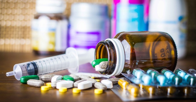 Medikamente auf einem Tisch © Shutterstock