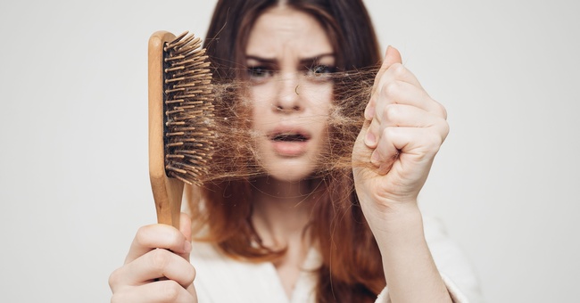 Neben organischen Ursachen können sehr häufig Stress und psychische Belastungen, aber auch ein Vitalstoffmangel Haarausfall verursachen. © Shutterstock