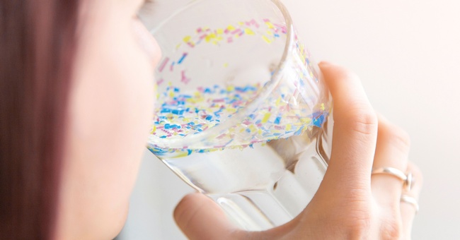 Mikroplastik in Glas Wasser &copy; Shutterstock