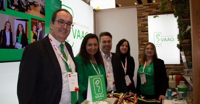 Über die vielen Besucher:innen und die guten Gespräche am VAAÖ-Stand in Wien freuten sich u. a. Georg Lippay, Susanne Ergott-Badawi, Raimund Podroschko, Christina Fuchs und Janine Sailer (v. l. n. r.) … © VAAÖ