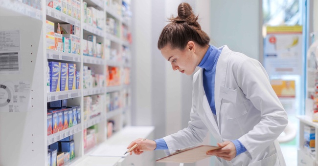 Apothekerin sucht nach Medikamenten  © Shutterstock