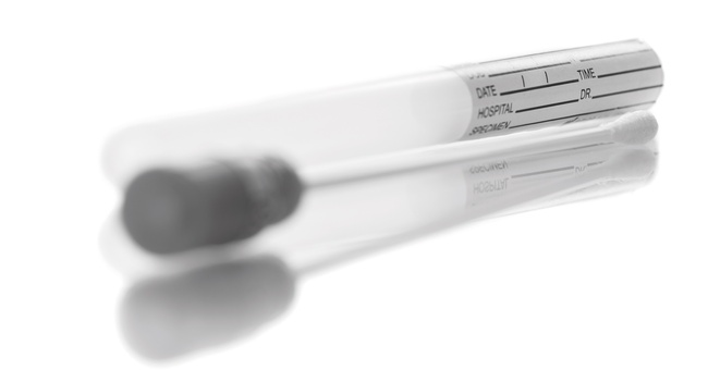 Speichelprobe für DNA-Test © Shutterstock