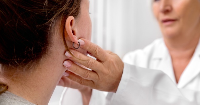 Untersuchung der Lymphknoten © Shutterstock