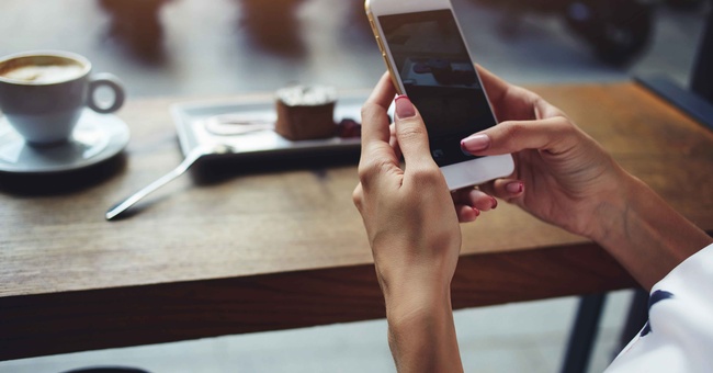Frau spielt am Handy © Shutterstock