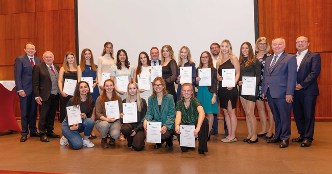 Die Ehrengäste, Siegerinnen und Teilnehmerinnen des 8. Lehrlingswettbewerbs in St. Pölten. Danke allen für das große Engagement vom Präsidenten und Direktor des Österreichischen Apothekerverbands. © Werner Jäger
