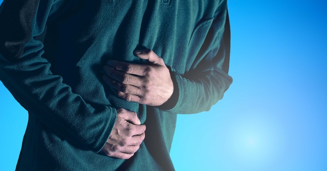 Mann mit Magenschmerzen © Shutterstock