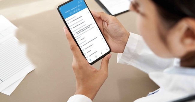 Arzt sieht auf seinem etwas nach. © Shutterstock