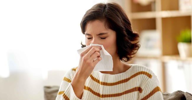 Frau putzt sich die Nase © Shutterstock