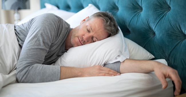 Ein schlafender Mann © Shutterstock