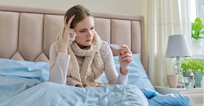 Metamizol wirkt sehr gut fiebersenkend, ist aber nur indiziert, wenn hohes Fieber nicht durch andere Maßnahmen gesenkt werden kann. © Shutterstock