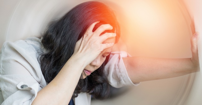 Frau mit Kopfschmerzen © Shutterstock