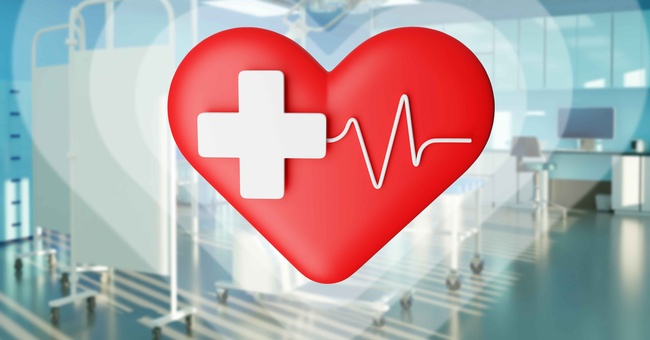 Ein Herz vor dem Hintergrund eines Raumes im Krankenhaus © Shutterstock