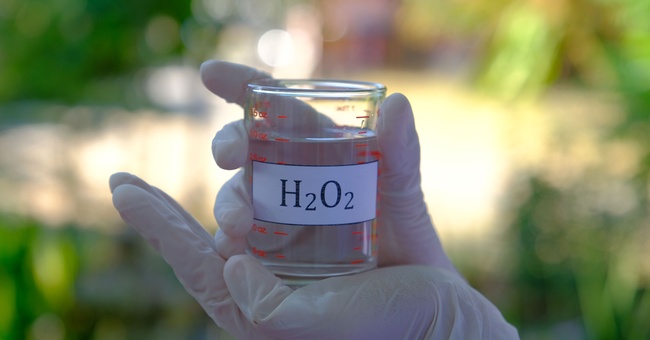 Wasserstoffperoxid-Lösung in einem Becherglas © Shutterstock